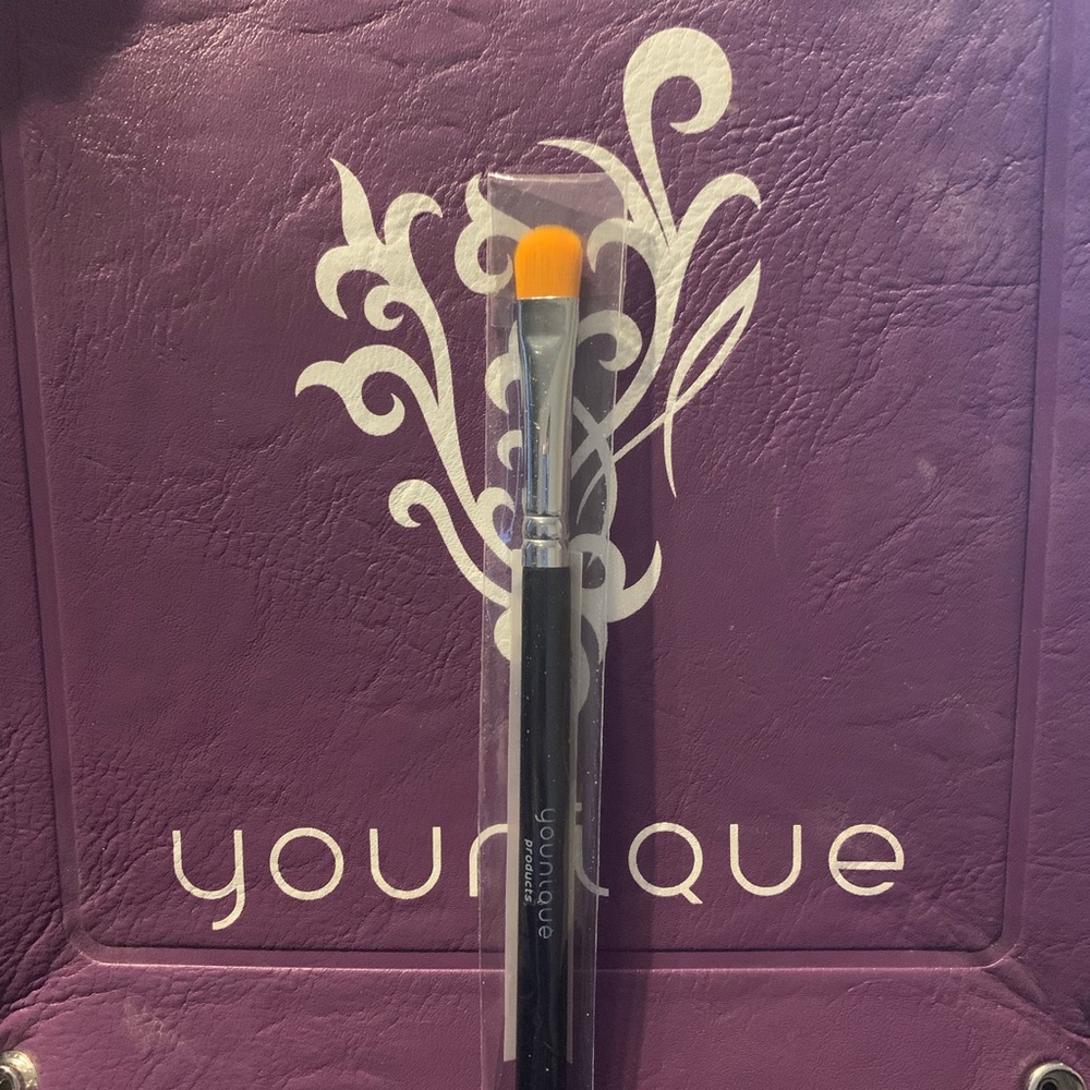 Younique splurge cream brush